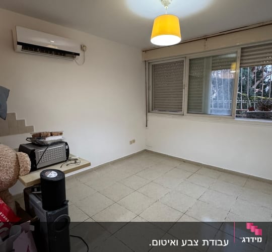 חלל חדר מגורים בבית עם גוף תאורה ומזגן